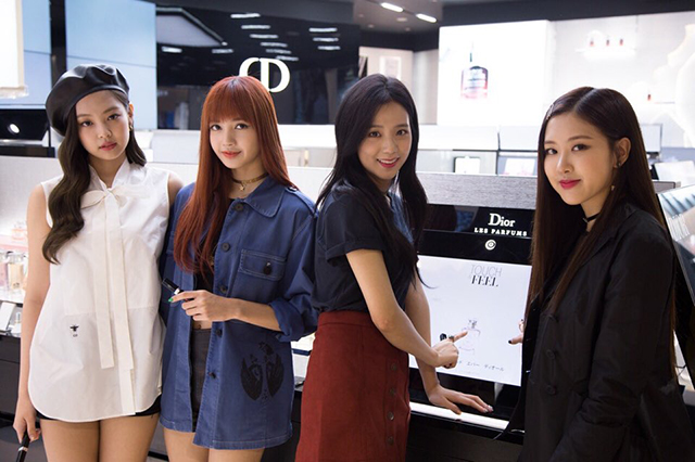 BLACKPINK、ギンザ シックスに来店しディオールの最新サービスを体験!