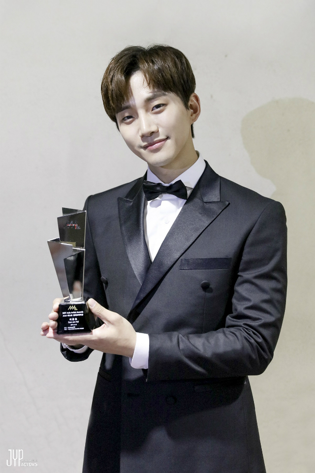 2PM ジュノ、『キム課長』で「AAA」俳優部門受賞！