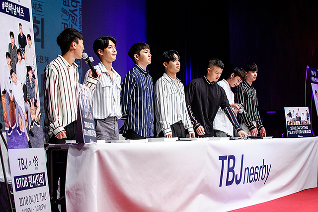 [Photo] BTOB、ファンサイン会が大盛況！