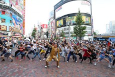 BIGBANG  V.Iの新曲ダンスチューンで新宿にサプライズフラッシュモブが出現! ダンサー100人による突然のフラッシュモブからピコ太郎登場!!
