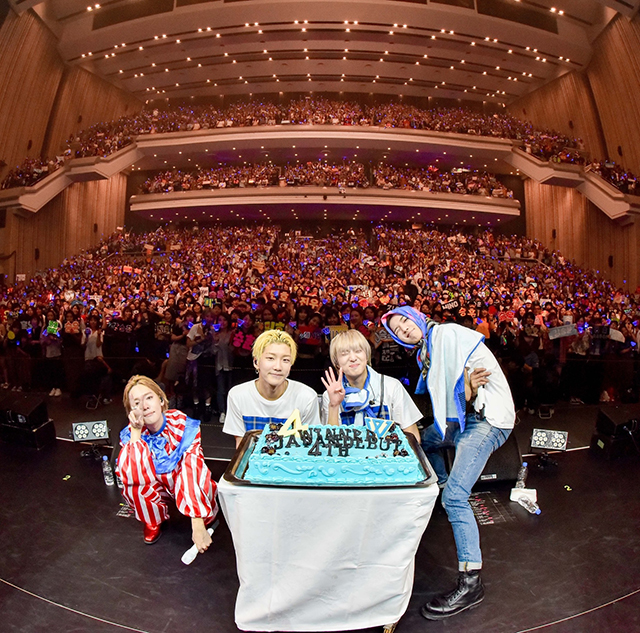 WINNER、全9都市14公演自身最多公演数となるツアー開幕!! 日本デビュー4周年をサプライズケーキで祝福!!