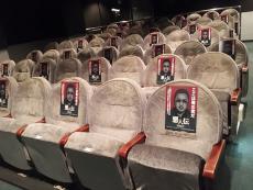 映画『悪人伝』 ソーシャルディスタンスパネルの設置決定！ 隣の席に“マ・ドンソク”！ “ここは俺の席だ”