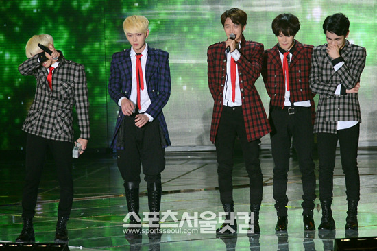 SHINee 感激の涙、“MMAで今年のアーティスト”受賞！「6年間望んでいた賞」