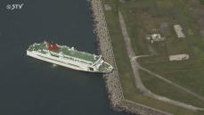 【現場上空】苫小牧港付近でフェリー「シルバーブリーズ」座礁　午前１０時ごろの現場上空映像