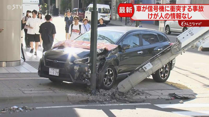 電柱ぐにゃり…札幌市中心部“ノルベサ”前で乗用車が信号機に衝突　２台が衝突…はずみで？