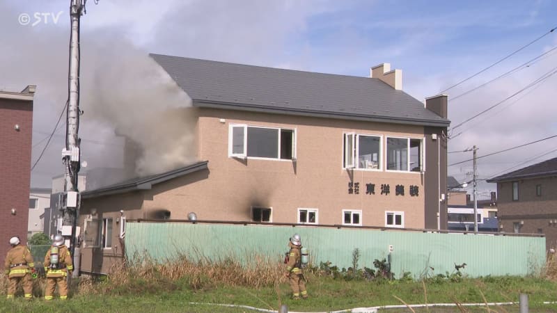 【速報】２階の窓から激しい煙はっきりと　 釧路市の事業所で火事　通報は「１階から火が」