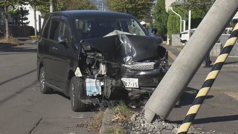 「事故で電柱が折れている」軽乗用車と衝突したはずみで乗用車が電柱に突っ込む　６０代男性が病院搬送　札幌市