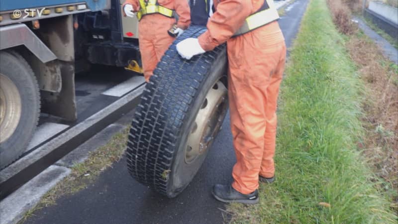 「ブレーキかけたらタイヤが外れた」ダンプのタイヤ数十メートル転がる…けが人なし　北海道の国道