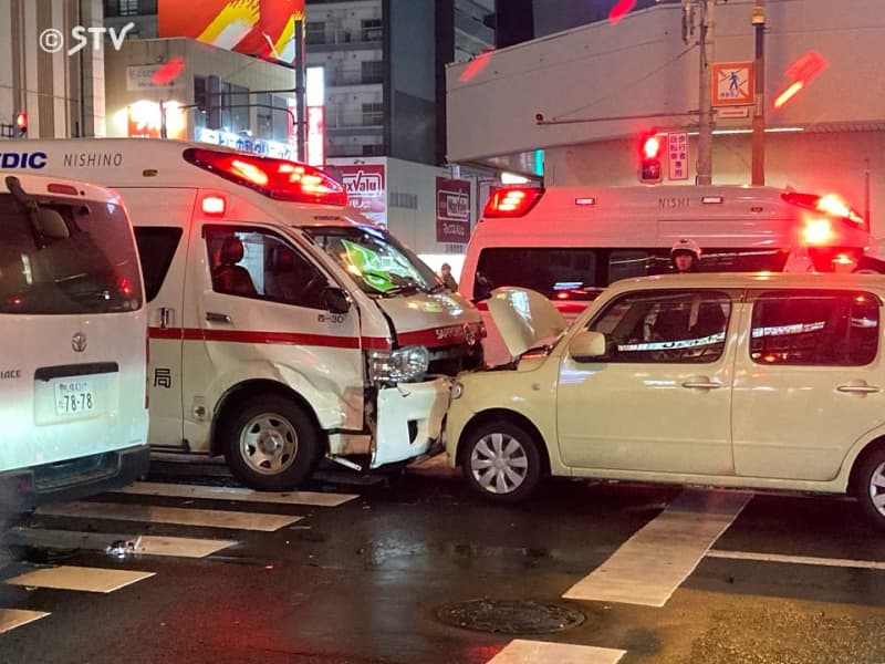 「救急車と車両の正面衝突」緊急走行中の救急車など4台が絡む事故 3人けが　札幌市