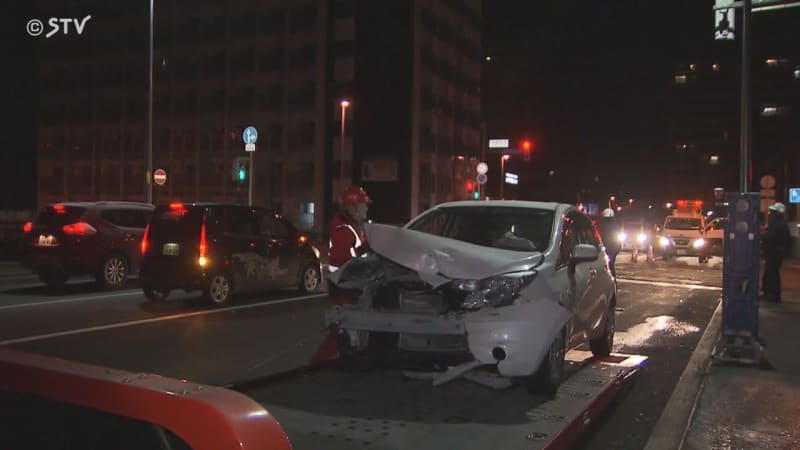 交差点で車同士が出合頭に衝突 一方の車は現場から立ち去る  警察が行方追う 札幌市豊平区