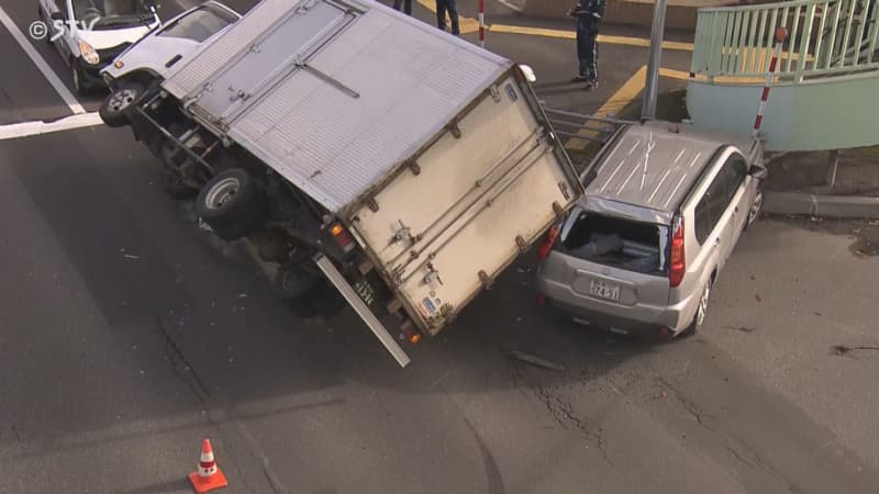 【速報】トラックが横転　国道12号で乗用車と衝突　30代男性を搬送　付近は渋滞　札幌市中央区