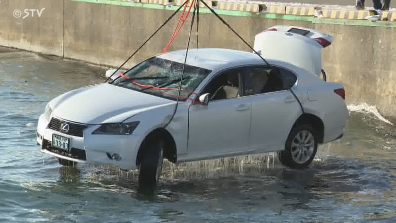 原因はドリフト走行か　 2人死亡の海中転落事故　仲間も気づかず「車が落ちたかも」と通報か