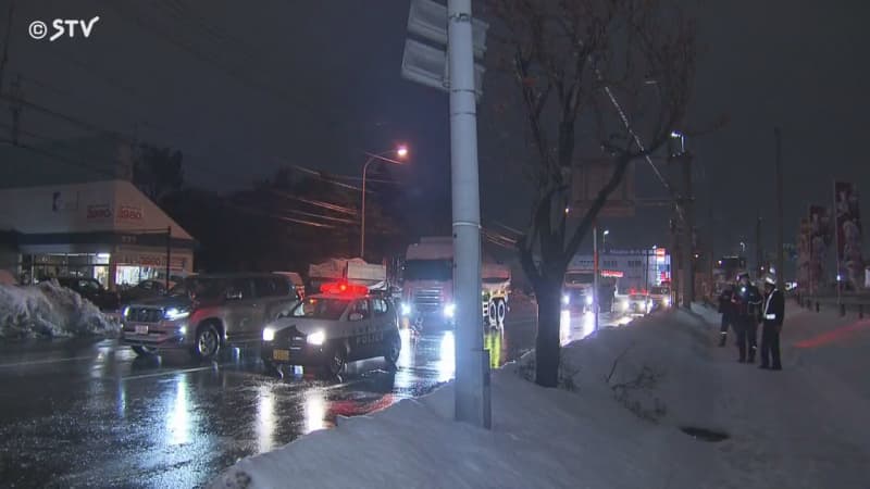 ワゴン車がダンプカーに追突　50代男性が重体　札幌市東区