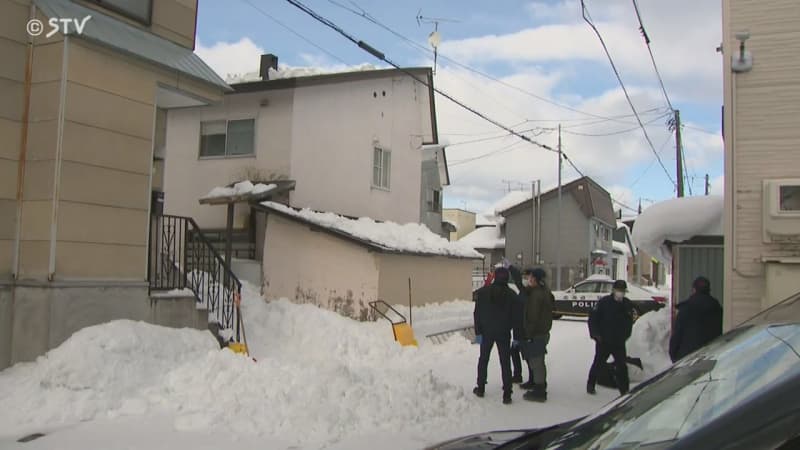 雪に埋まった男性を発見　心肺停止の状態で搬送　雪下ろし中に屋根から転落か　北海道旭川市