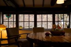 名旅館の風情を満喫できるカフェ、重厚な趣が心地いい「茶房 天井棧敷」【大分県】