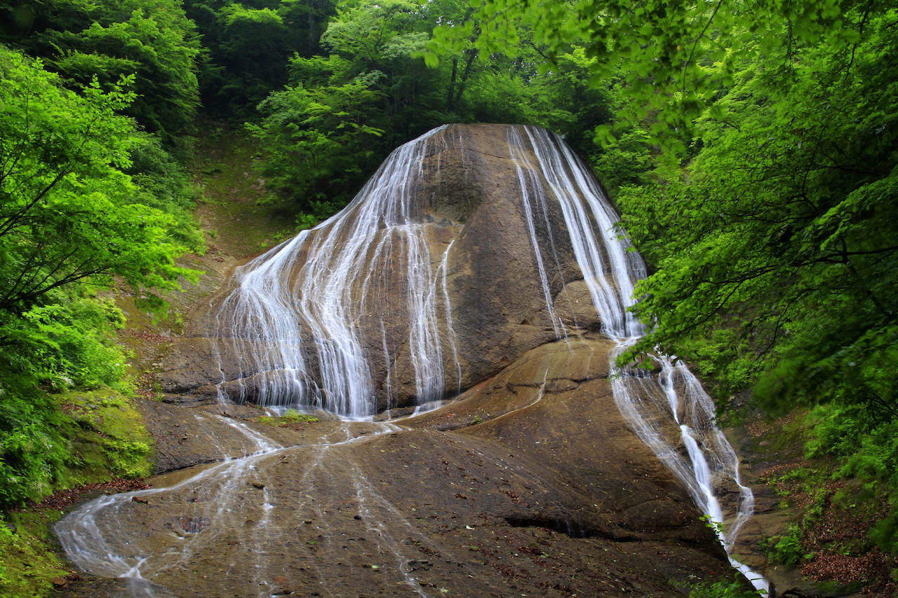 【涼を呼ぶ夏の絶景】東北地域の美しい滝５選