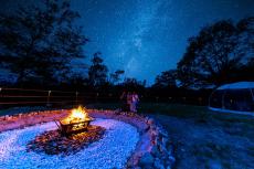 岐阜県初！星が降る湖畔の森に佇むドーム型グランピング施設「星が見の杜」