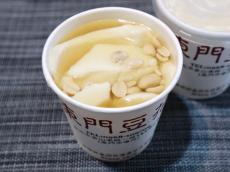 【台湾】「ピーナッツ豆花」のなぜか懐かしい味わい。台北・東門市場の超ローカル店「江記東門豆花」