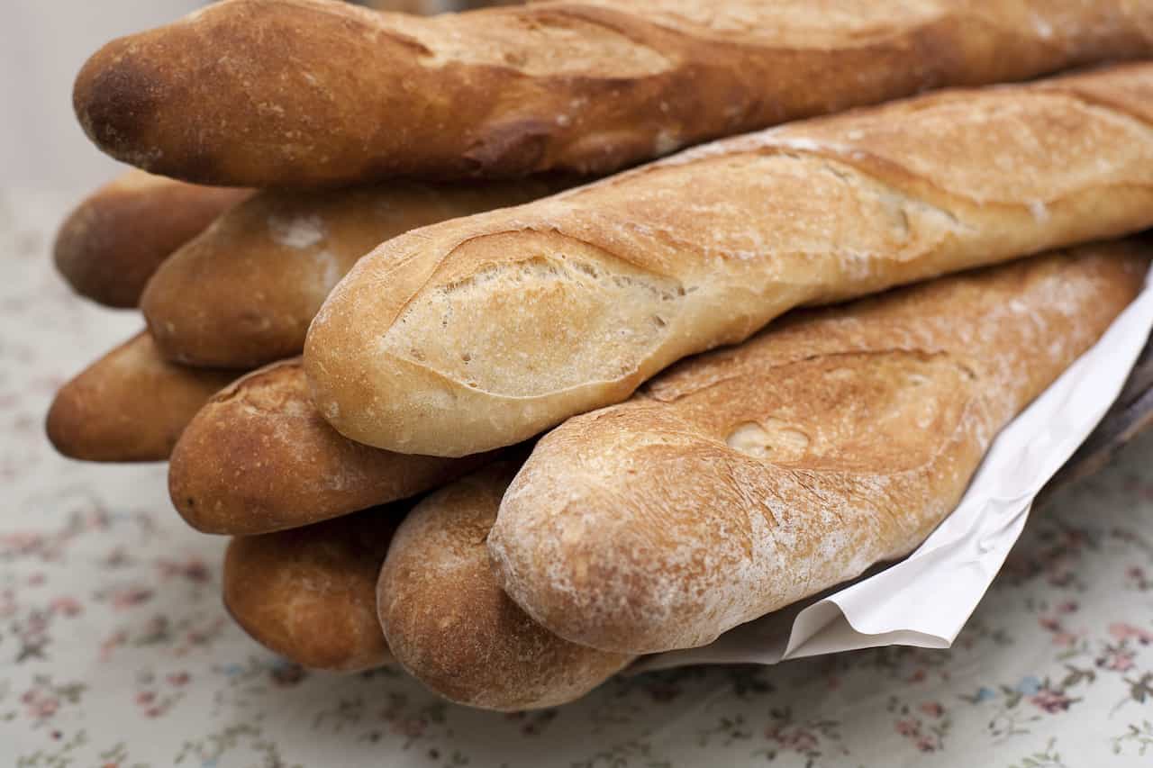 【１１月２８日】今日は何の日？ボジョレーヌーボーと楽しみたい「フランスパンの日」