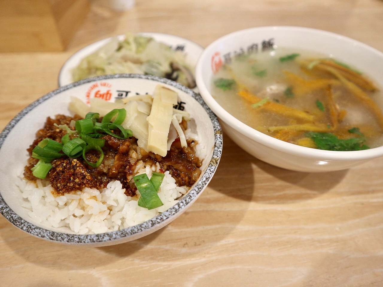 【台湾現地ルポ】ピリ辛魯肉飯をスープや副菜とともに！台北「帥哥滷肉飯」