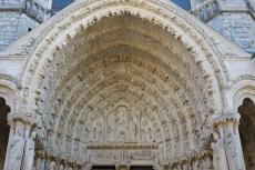 【フランス歴史遺産探索6】美しいステンドグラスに魅了される「シャルトル大聖堂」