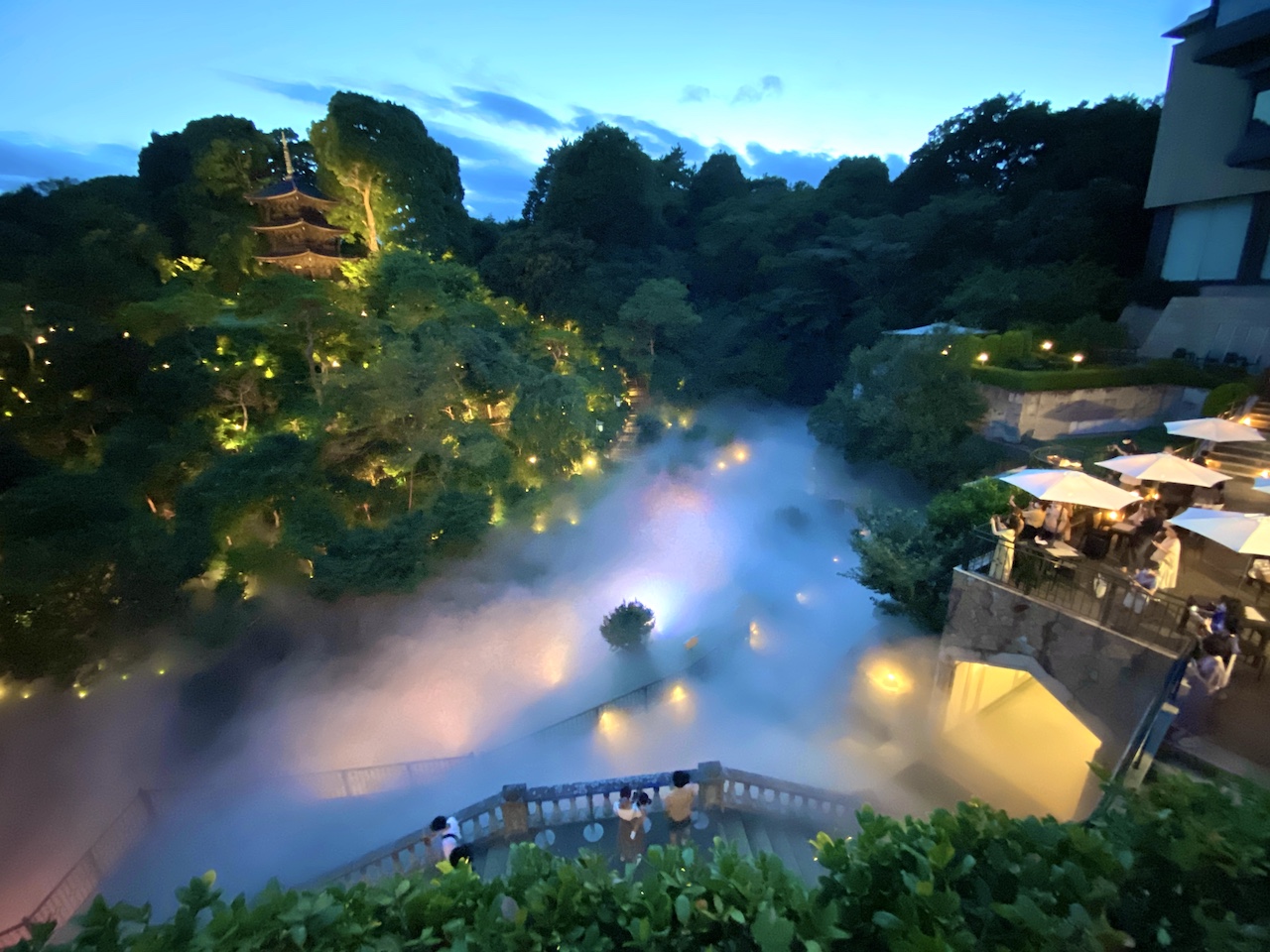 まるで異世界！ホテル椿山荘東京のライトアップされた雲海がイリュージョンすぎる