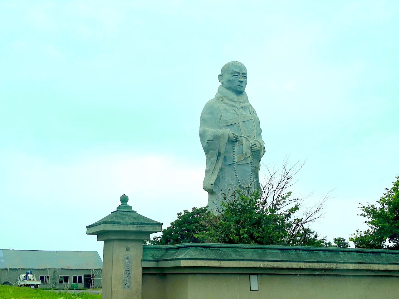 巨大像がインパクトすごすぎる新潟の温泉「西方の湯」【編集部ブログ】