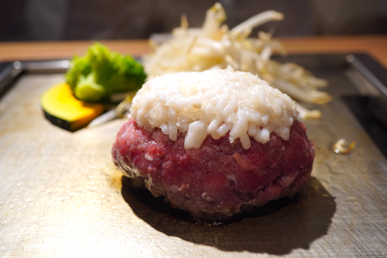 【神戸・三宮にオープン】牛脂たっぷりの赤富士みたいなハンバーグのお味は？「ハンバーグと牛タンとお米 神戸赤ふじ」