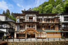 この秋冬は銀山温泉へ！築100余年の歴史宿で日本の建築美を楽しむ「本館古勢起屋」