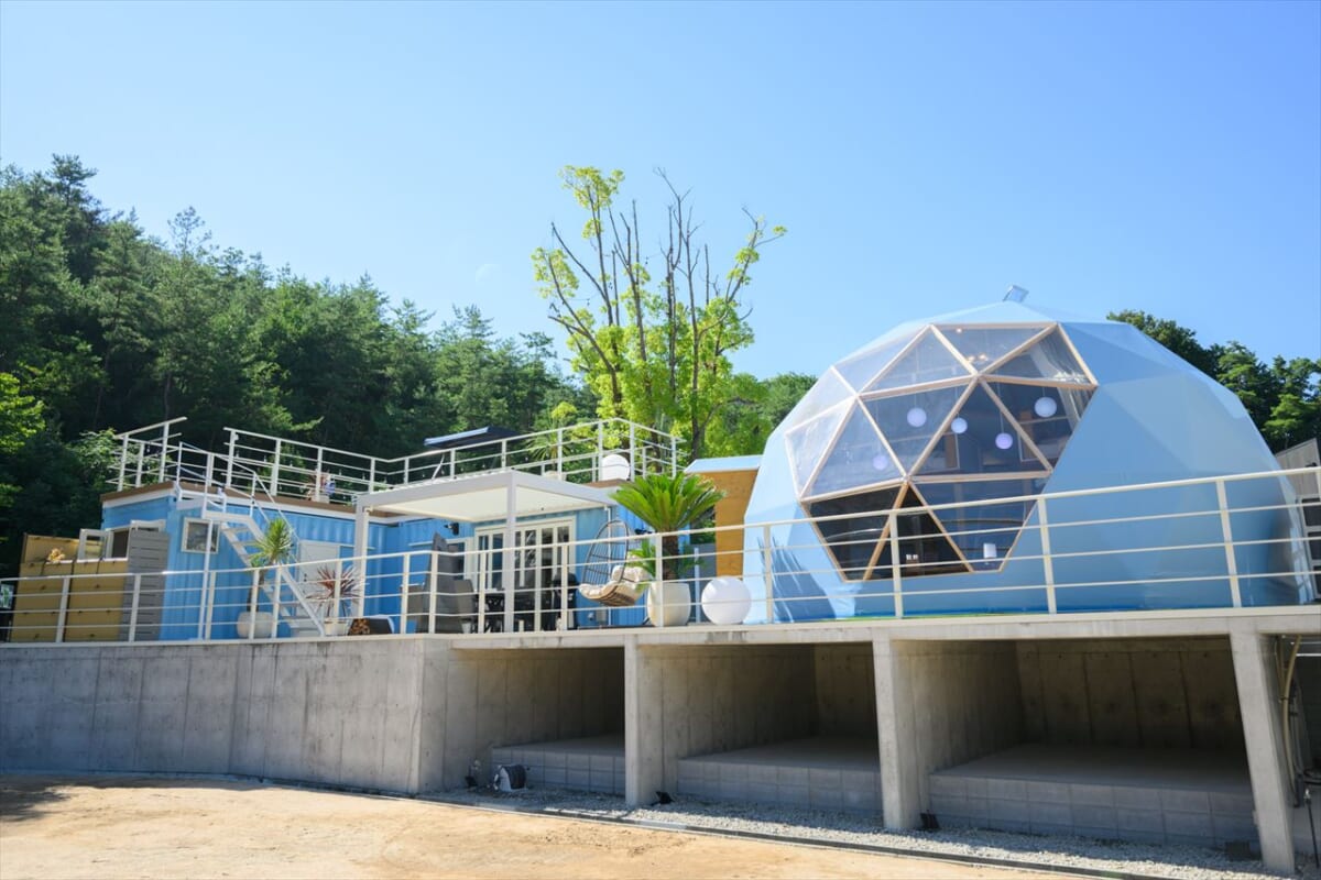 【滋賀県のグランピング施設・フューチャーリゾート】新しく2棟オープン！プライベート感満載のスイートやキャンピングトレーラーも