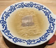 【福岡で人気の「豚そば月や」】スープが透明な豚骨ラーメンが大阪・西梅田に上陸！