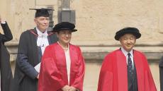 天皇皇后両陛下が帽子にガウン姿でオックスフォードの大学構内を行進
