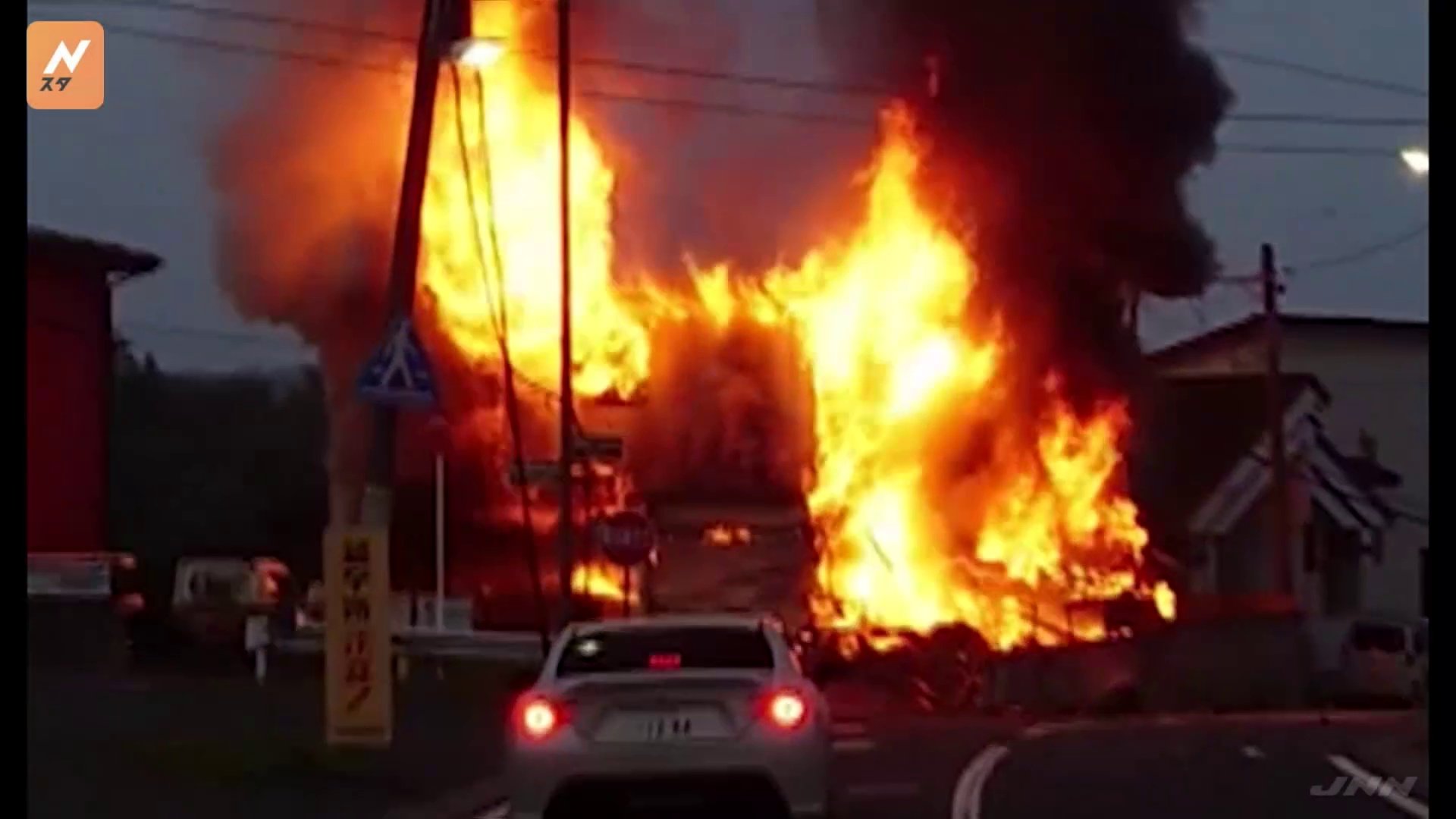 車が小屋に突っ込み全焼　3人が死傷　青森県三沢市