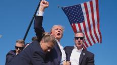 「トランプ氏の強さ示すもの」銃撃直後のトランプ前大統領とアメリカ国旗の写真SNSで拡散　大統領選の動向にも影響か
