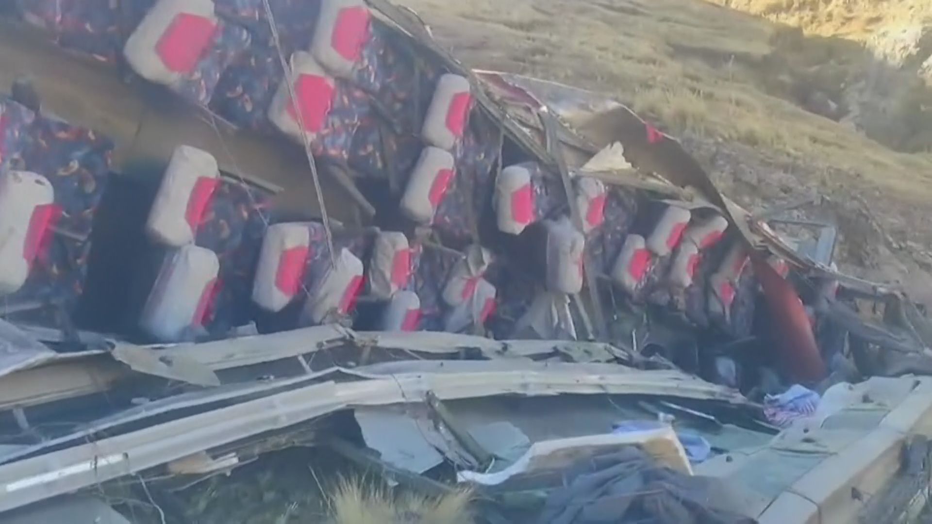 ペルーで崖からバスが転落　26人死亡　同じ道路で5月にもバス事故