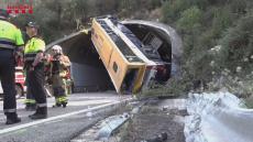 スペインの高速道路で大型バスの事故　ほぼ垂直にトンネル入り口をふさぐ