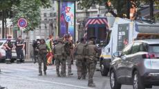 パリ・シャンゼリゼ通りで警察官が刺され重傷