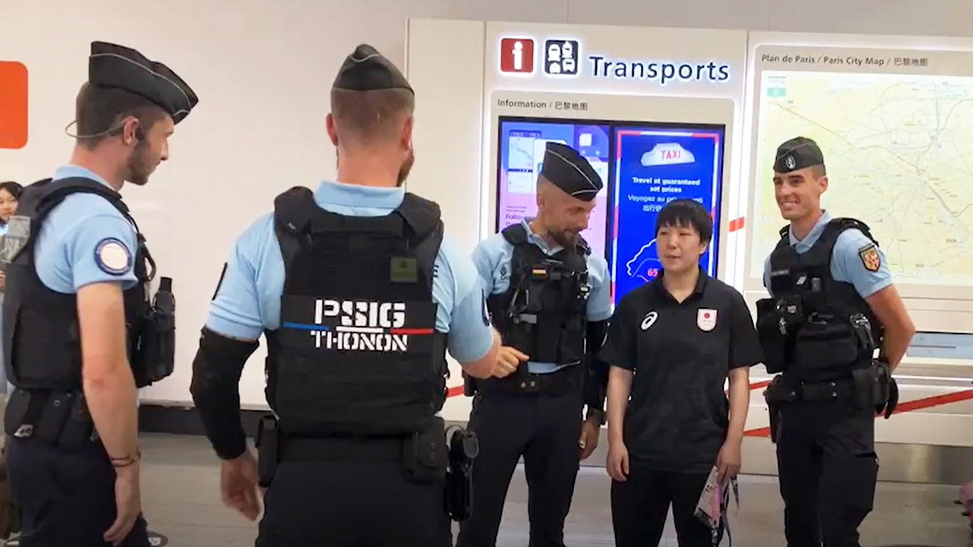 バドミントン日本代表 フランスに到着 空港警備員に囲まれた山口茜「いよいよだなって」【パリ五輪】