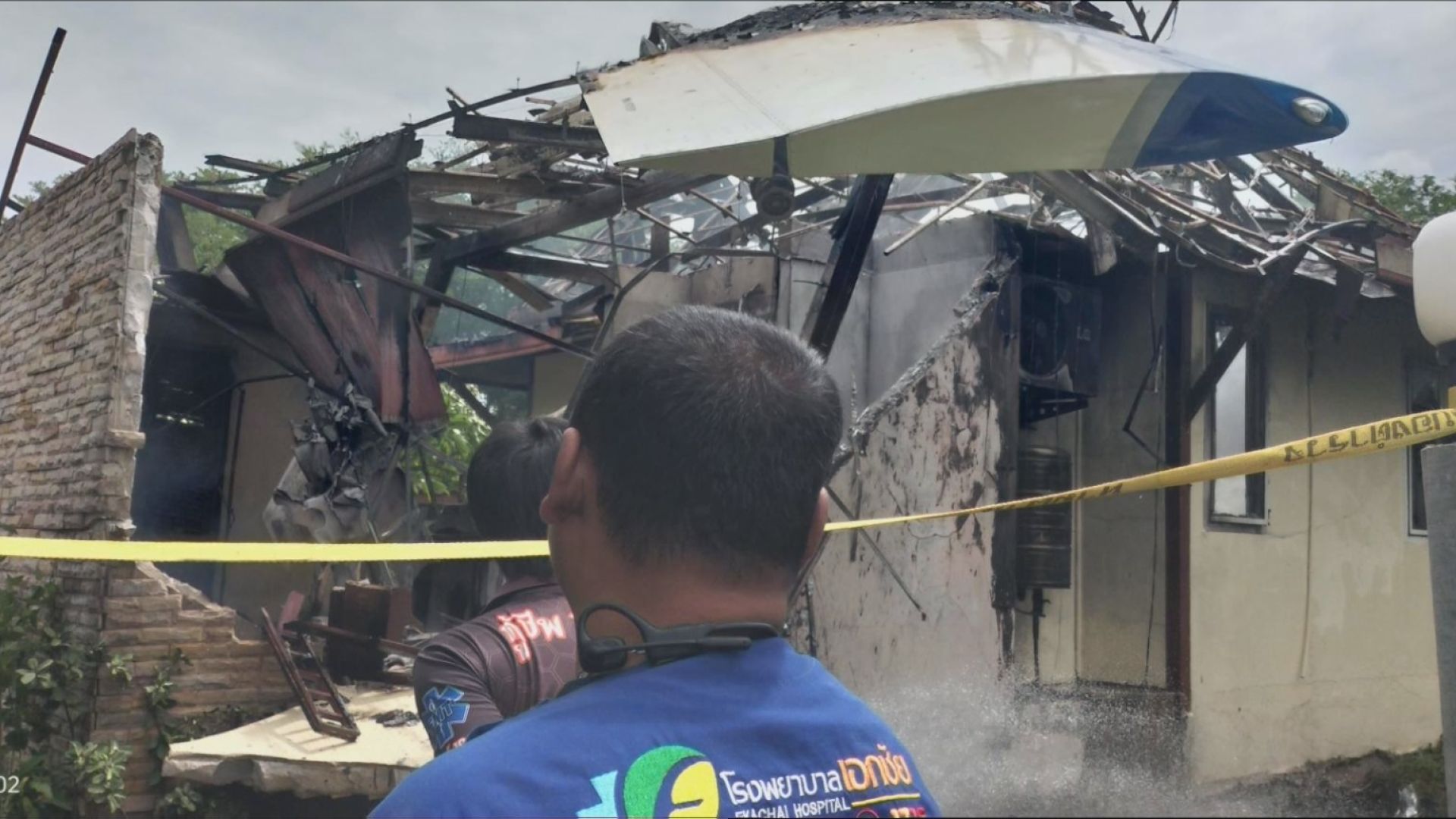 タイで小型飛行機が民家に墜落　操縦士1人死亡、エンジントラブルが原因か