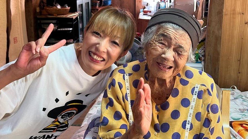 【MAX・REINA】94歳、祖母との２ショットを公開「食事もちゃんと食べれる自慢のおばあちゃん」