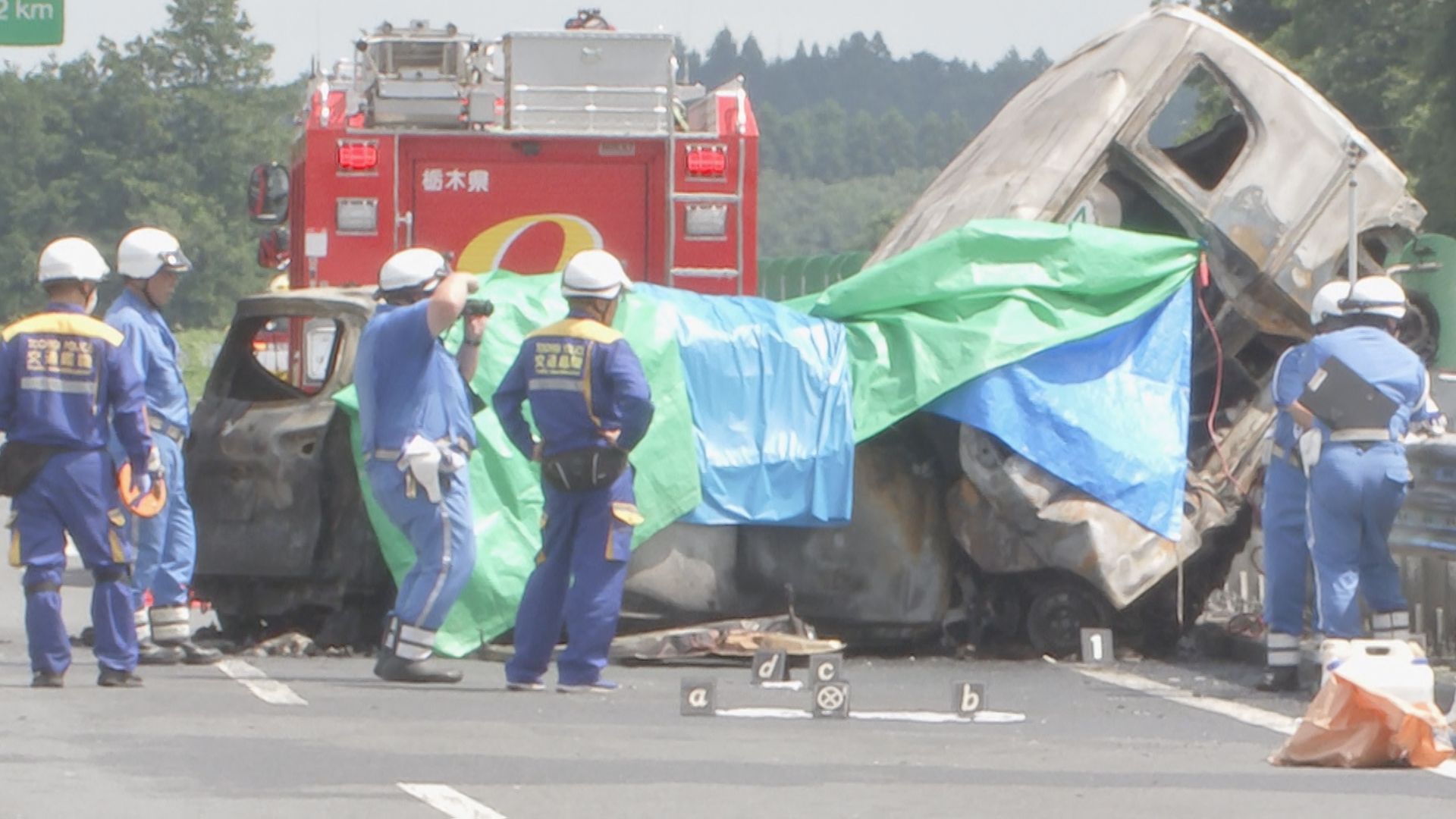 東北自動車道で逆走車か　衝突事故で運転手2人死亡　9歳の男の子と7歳の女の子が頭にけがも命に別状なし　事故による通行止めは午前11時半に解除