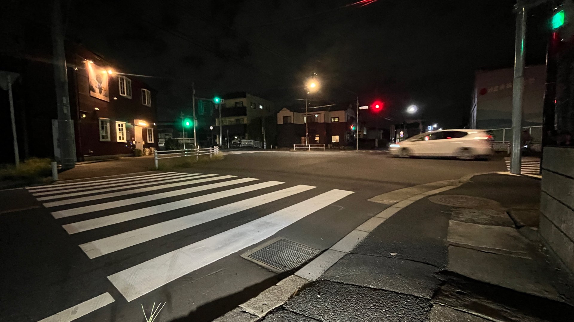 横断歩道を渡っていた小1男児が車にはねられ死亡　千葉県松戸市内の交差点で事故