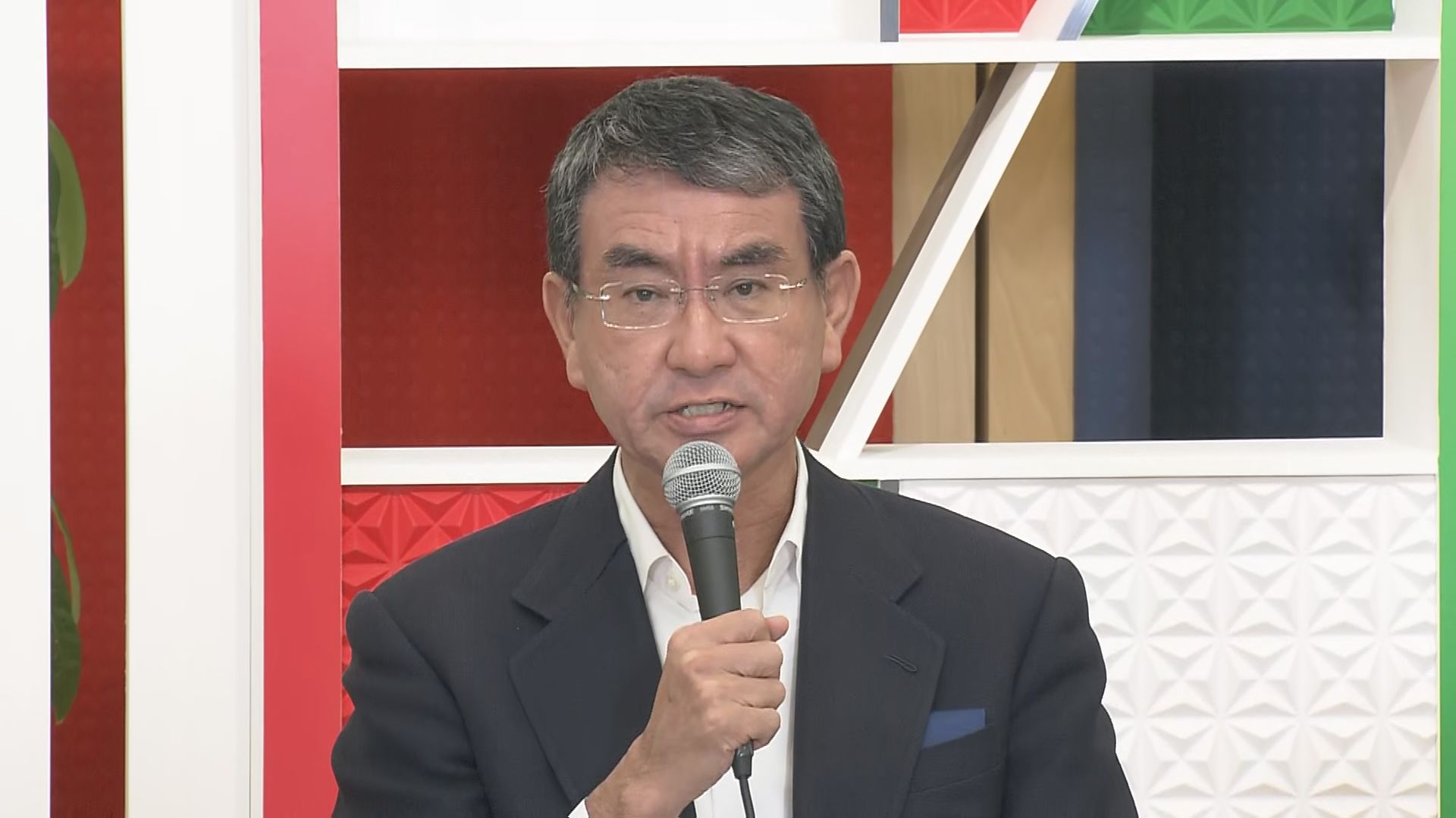 河野大臣 「現役世代の保険料を6割程度まで縮小できる」高齢者世代の中の助け合い促す