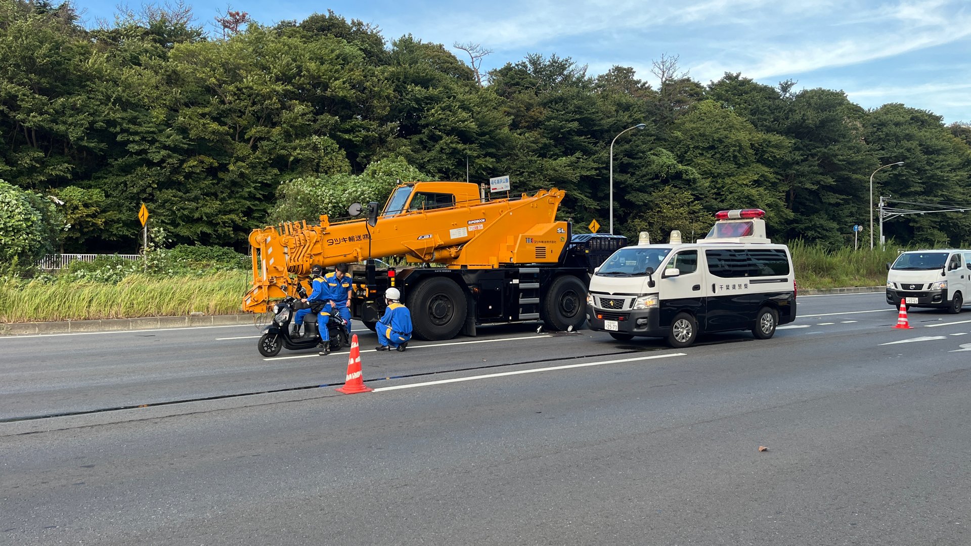 【速報】クレーン車が目の前の原付バイクひいて1人死亡　クレーン部分でバイク見えなかったか　クレーン車運転手を過失運転致死の疑いで現行犯逮捕　千葉市・美浜区