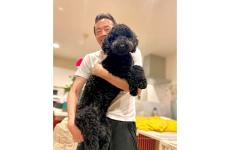 遠藤憲一さん　「犬、重！　腰、痛！」　愛犬と笑顔で２ショット　「お二人とも幸せそう!!!」