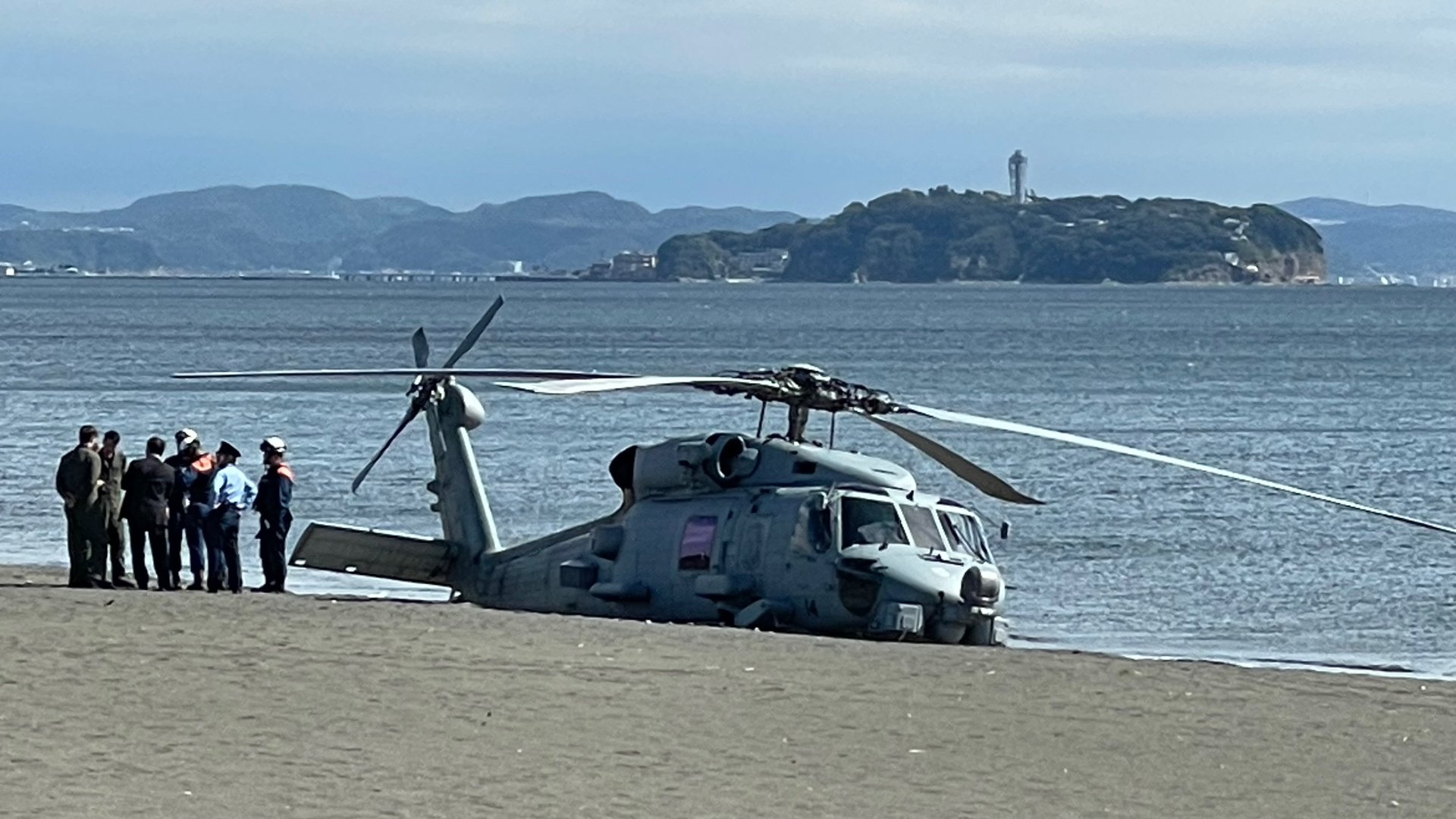 アメリカ海軍厚木基地所属のヘリコプターが不時着　神奈川・茅ヶ崎市の海岸　機体に何らかのトラブルか 「MH-60Rシーホーク」