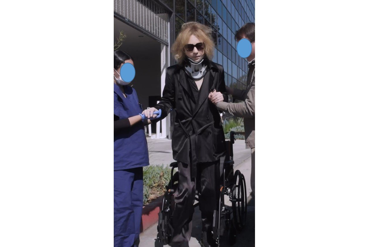 【ＹＯＳＨＩＫＩ】　車いすから、補助を受けながら立ち上がる動画をアップ　８日に３度目の首の手術　「俺をささえてくれますか？」　