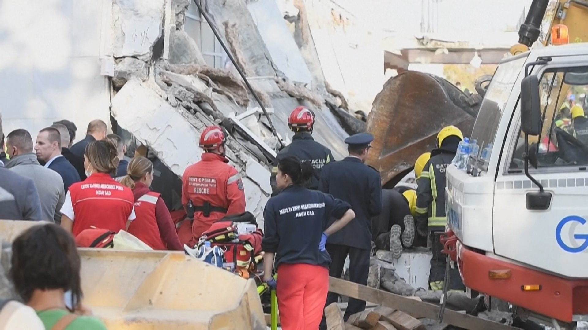 セルビアの駅で屋根崩落14人が死亡