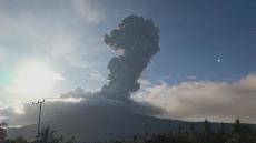 インドネシアの火山でまた大規模噴火 噴煙の高さ約2500メートルに　東部フローレス島 レウォトビ・ラキラキ山