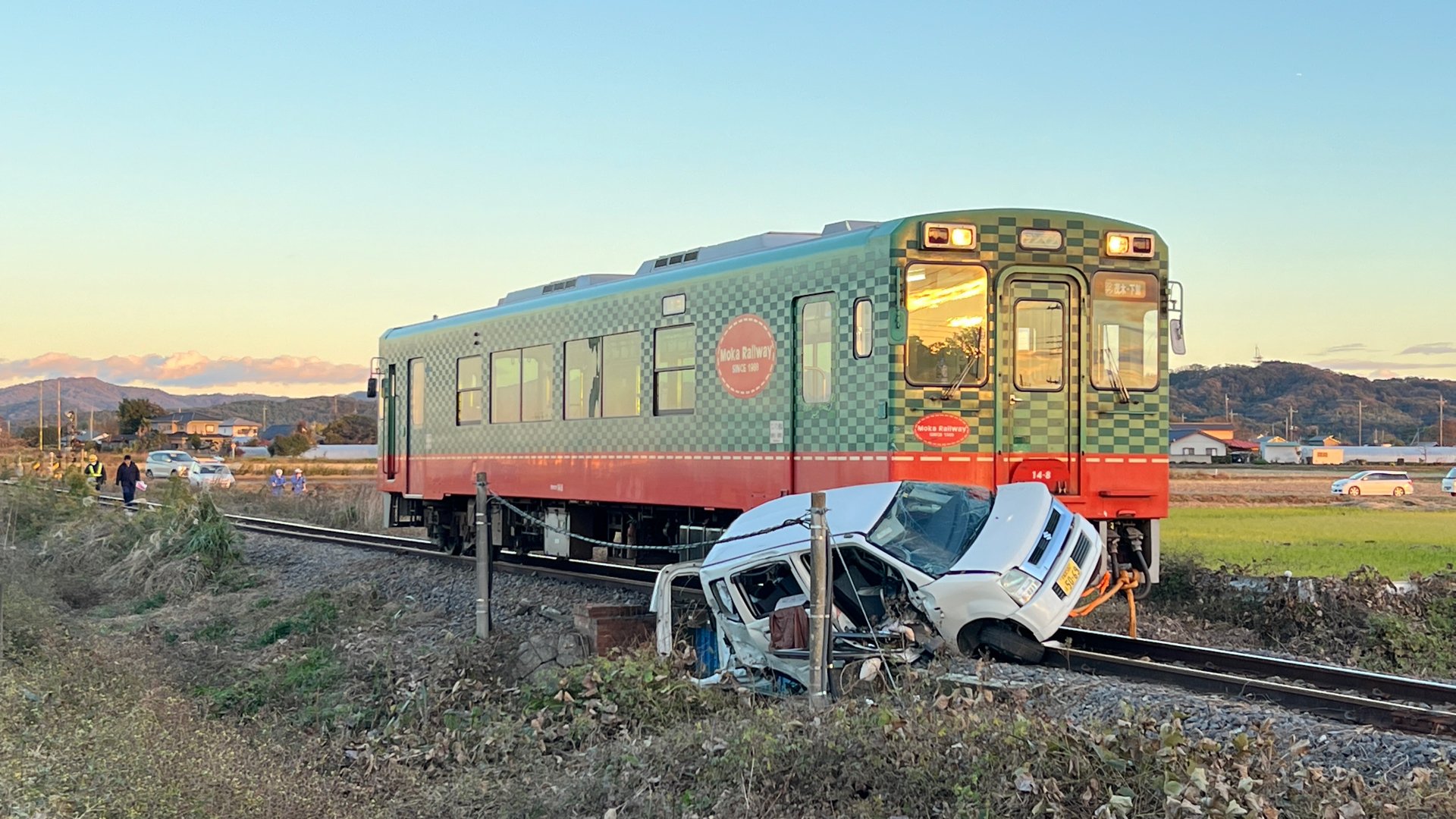 真岡鉄道の車両と車が踏切で衝突　女性（80代）が意識不明の重体　栃木・真岡市